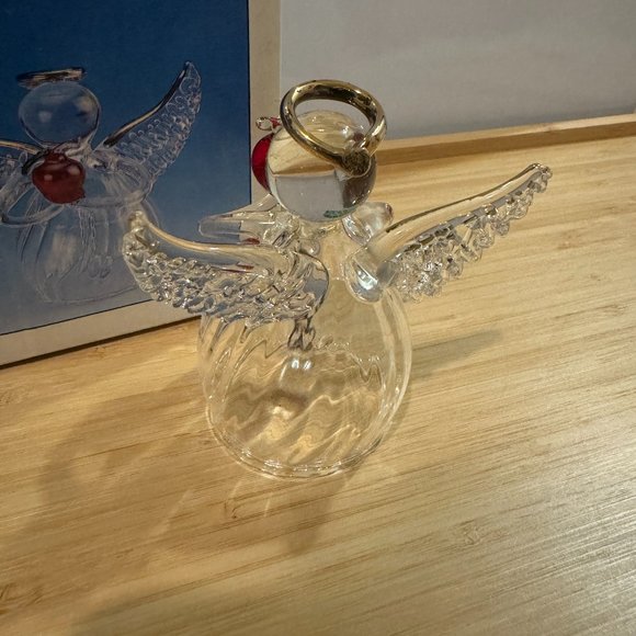 Crystal Angel with Apple Figurine - Picture 4 of 6